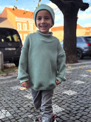 Náš, váš starozelený svetr 🍀❤️🍀 . #autumn #ootd #kidsootd_ #podzim #obleceni #podzimnioutfit #prodeti #miminko #maminka...